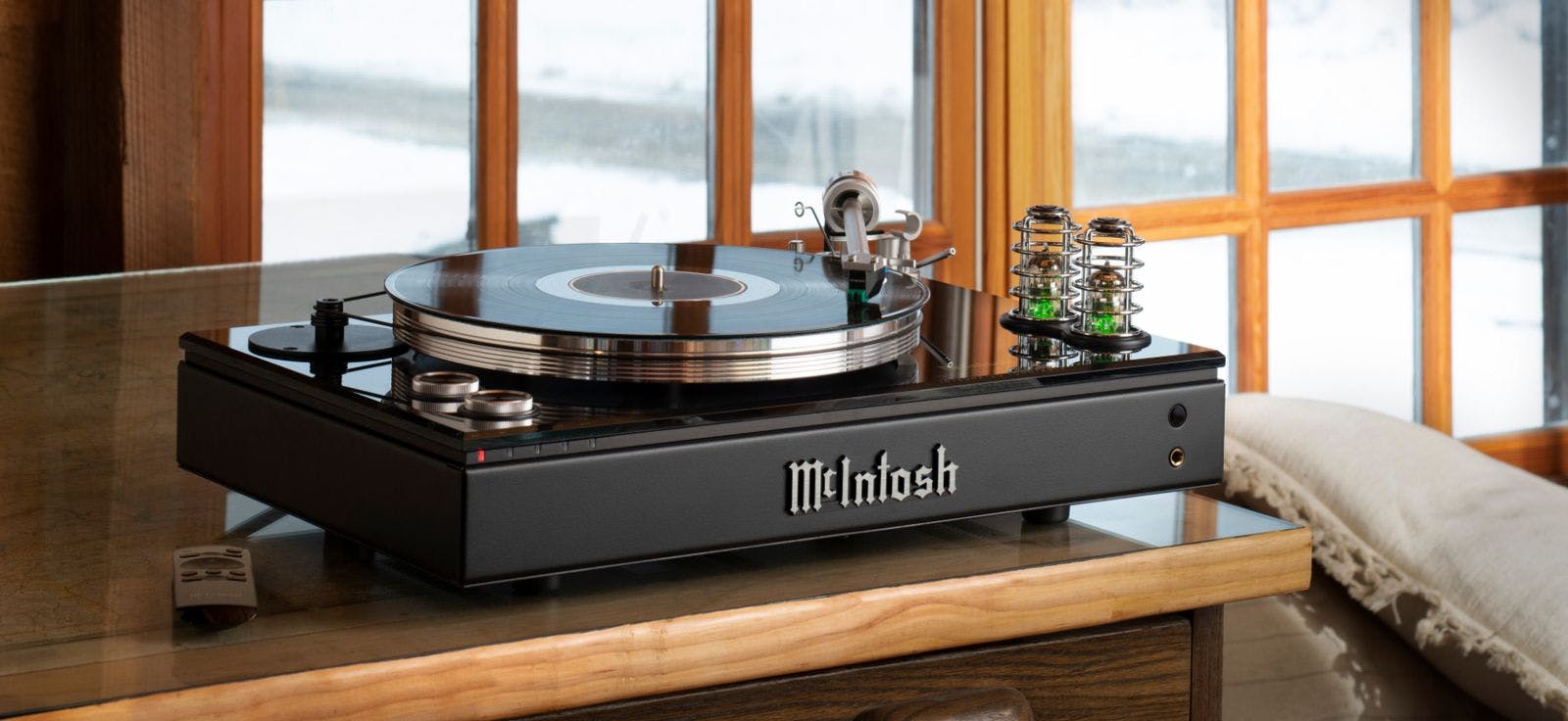 McIntosh bring an even higher level of performance to the award-winning MTI100 integrated turntable